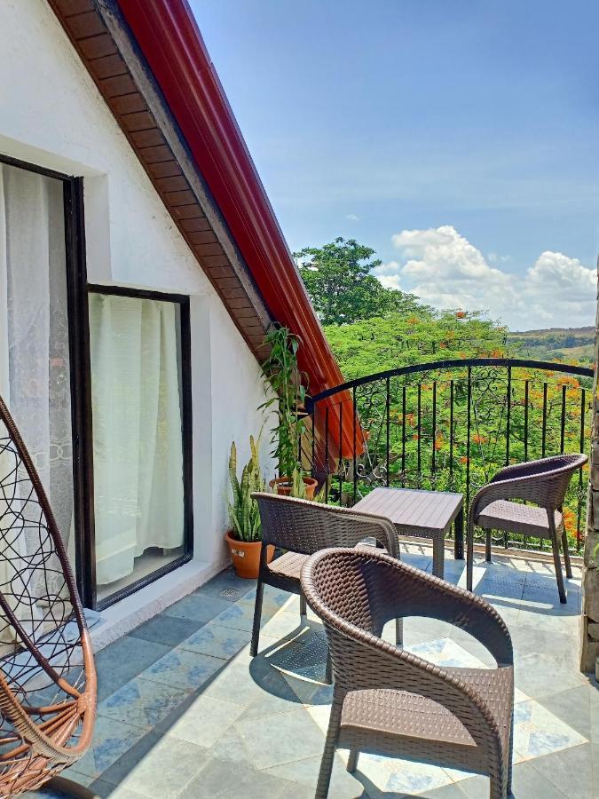 El Castillo Bed And Breakfast Angono Exterior photo