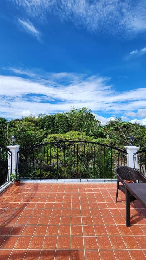 El Castillo Bed And Breakfast Angono Exterior photo