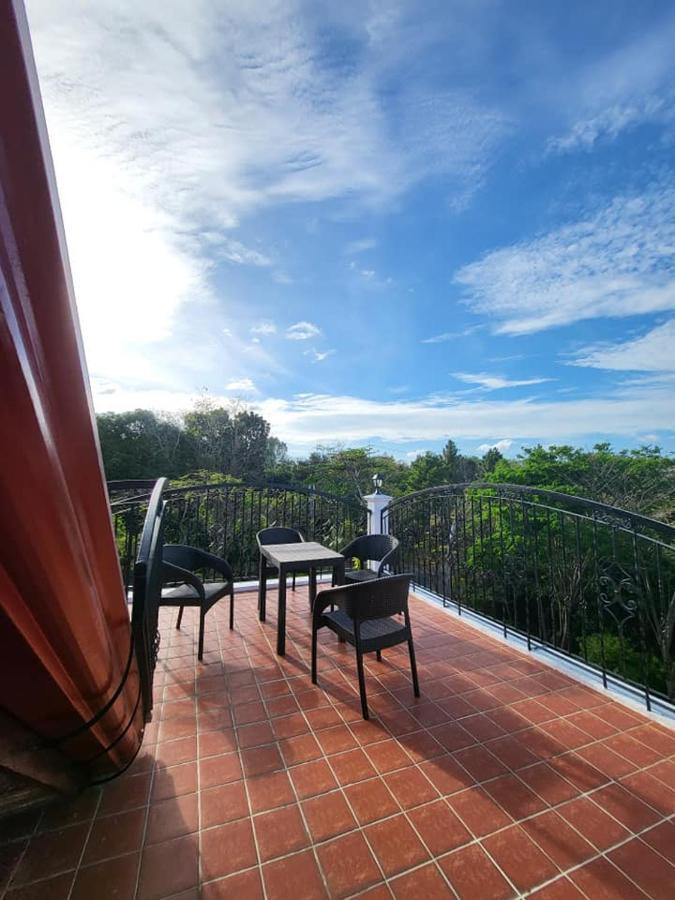 El Castillo Bed And Breakfast Angono Exterior photo