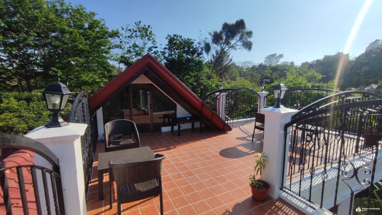 El Castillo Bed And Breakfast Angono Exterior photo